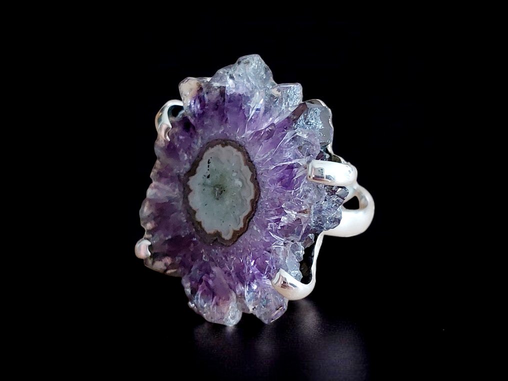 Anello raro in ametista a forma di fiore. Creazione artigianale in argento 925. Un pezzo unico che unisce bellezza minerale e dolcezza energetica.- 12 g #1.0