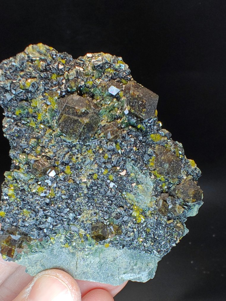 Andradite Epidote Crystals on matrix - Height: 8 cm - Width: 7 cm- 180 g #2.1