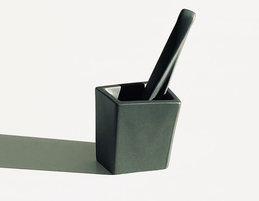 Alessi - Giovanni Alessi Anghini e Lorenzo Piccione - Mortar and pestle (2) - Ceramic - With a grain of salt #1.0