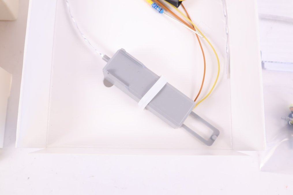 Viessmann H0 - 1542/1550 - Model train figures (2) - Two moving figures 'Emotion': Fireman / Level crossing keeper #4.3