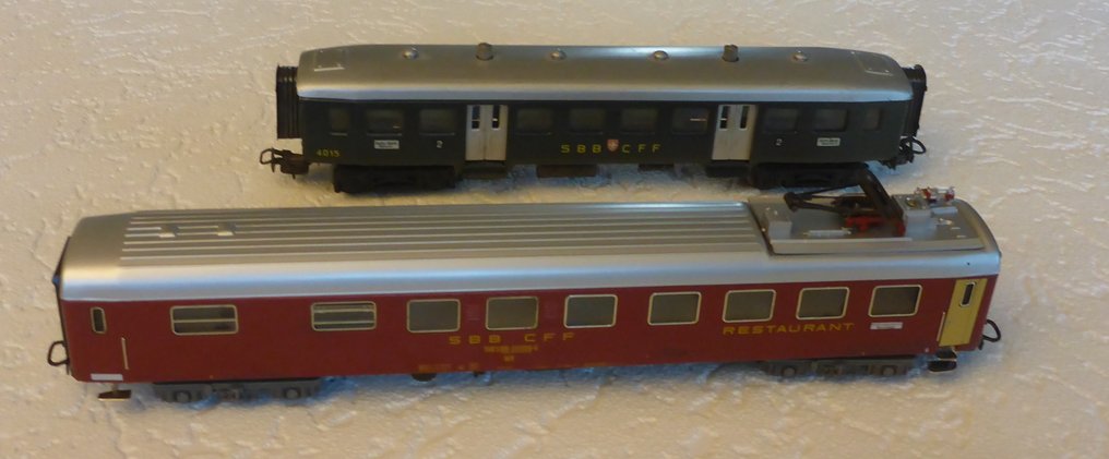 Märklin H0 - 4015/4068 - Carrozza passeggeri di modellini di treni (2) - Due carrozze svizzere in metallo. - SBB-CFF #1.0