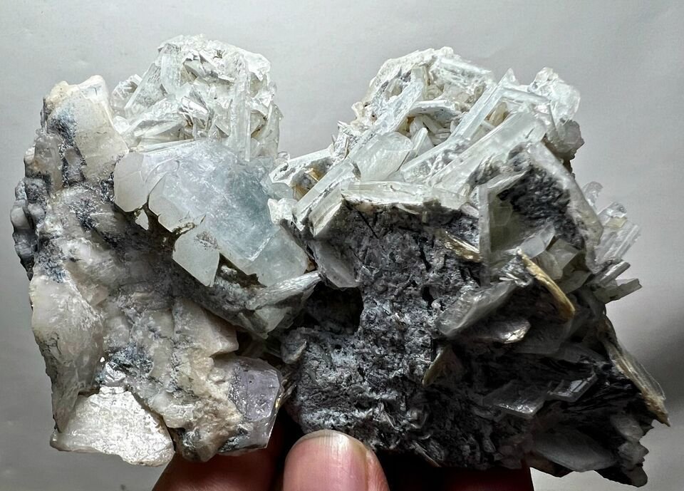 Terminated Aquamarine & Alkali Beryl Crystals on matrix - Height: 52 mm - Width: 54 mm- 260 g #1.0