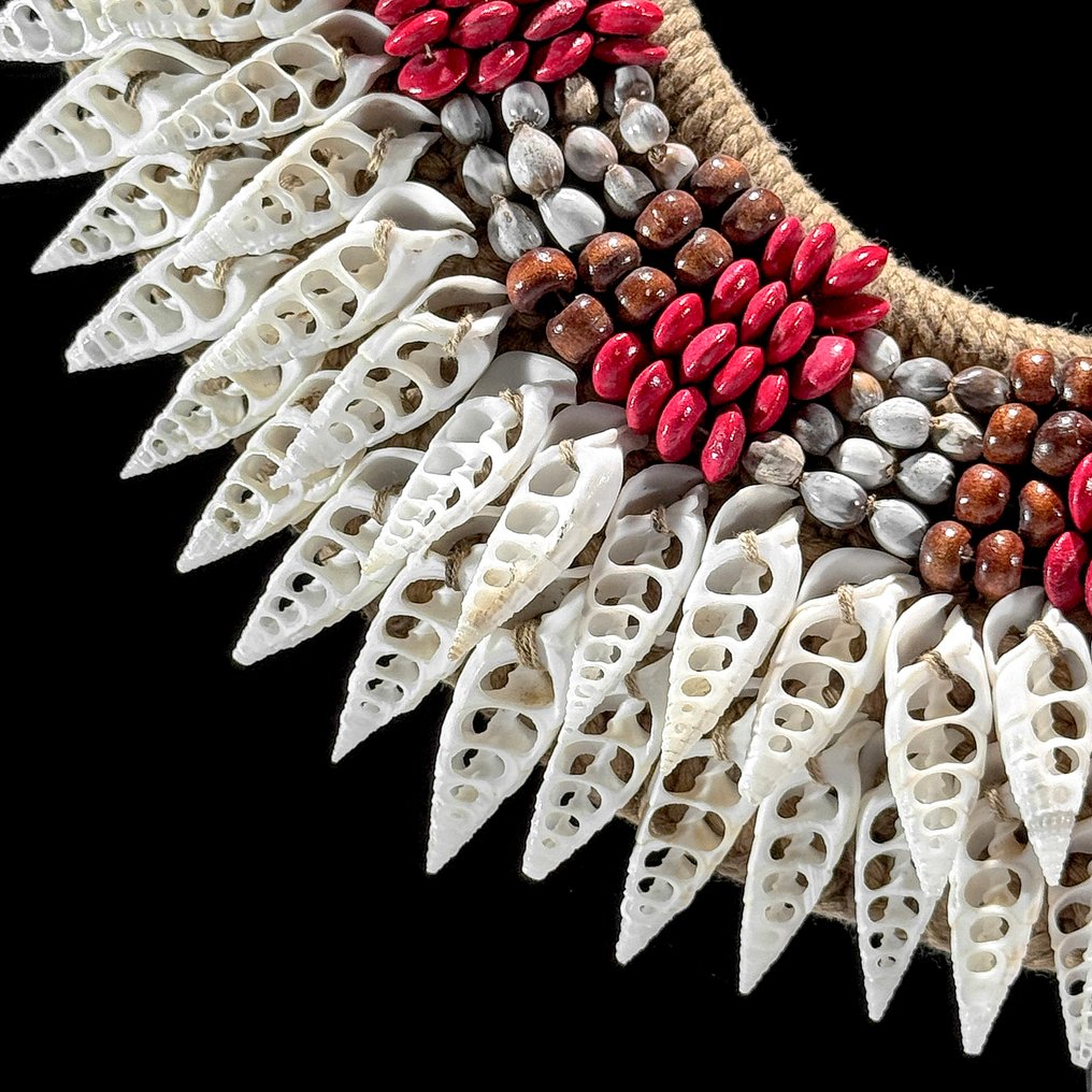 Decorative ornament - NO RESERVE PRICE - SN4 - Decorative Shell Necklace on a custom stand - Papua New Guinea #4.3