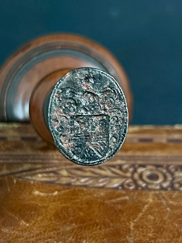 Αριστοκρατία Ορείχαλκος, Ξύλο Επίσημο σήμα - Έμβλημα - 8 cm #4.3