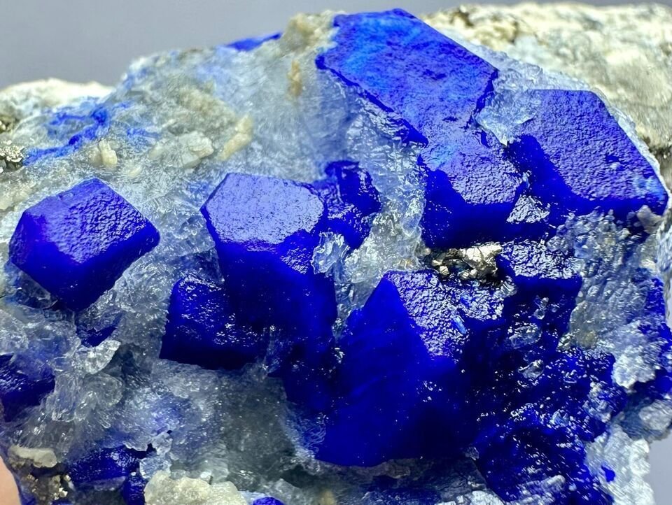 Lazurite & Pyrite Krystaller i indlejring - Højde: 61 mm - Bredde: 41 mm- 242 g #4.3