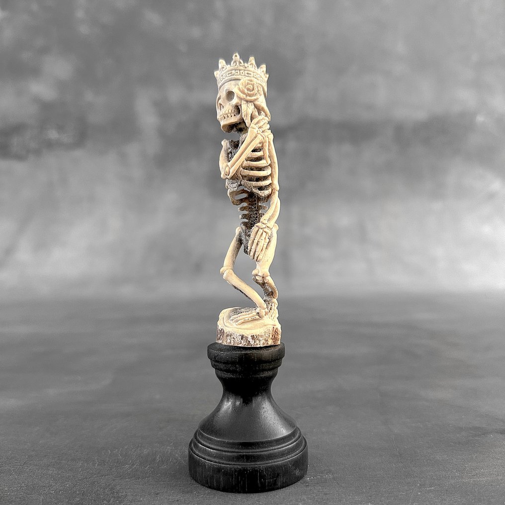 雕刻, NO RESERVE PRICE - A King Skeleton Carving from a Deer Antler on a custom stand - 16 cm - Deer Antler - 2025 #3.2