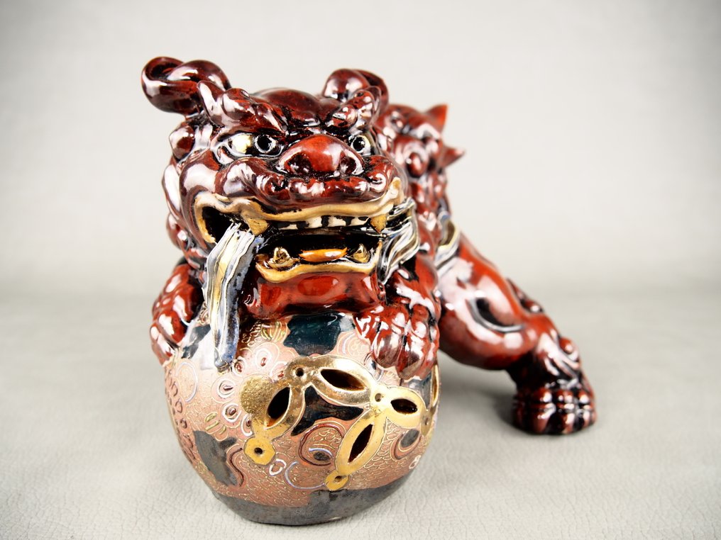 瓷器 - Kutani ware 九谷焼 - Akashishi 赫獅子 骑在球上的狮子 玉乗獅子 - 昭和年代(1926-1989)  (沒有保留價) #1.0