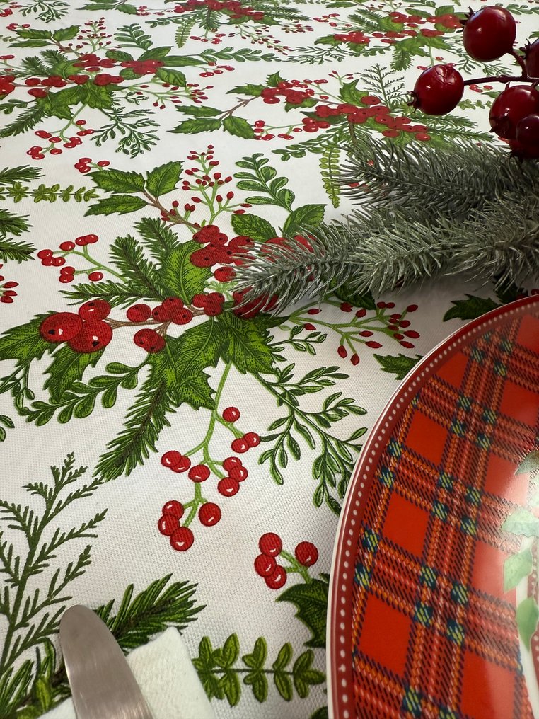 Nappe de Noël pour de grandes tables avec un décor de baies et d'if. - Nappe  - 2.34 m - 1.4 m #3.2