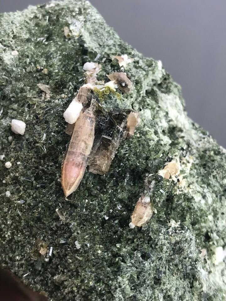 Rare Clinozoisite Crystals on matrix - Height: 66 mm - Width: 72 mm- 435 g #3.2