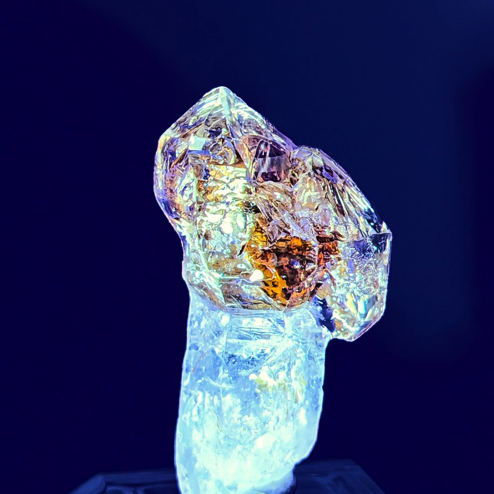 FLUORESCENT QUARTZ SCETTRO with PETROLEUM, Super rare Crystals on matrix - Height: 35 mm - Width: 20 mm- 9 g #4.3