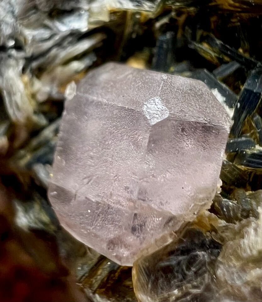 荧光粉色磷灰石 水晶矩晶体 - 高度: 41 mm - 宽度: 42 mm- 158 g #1.0