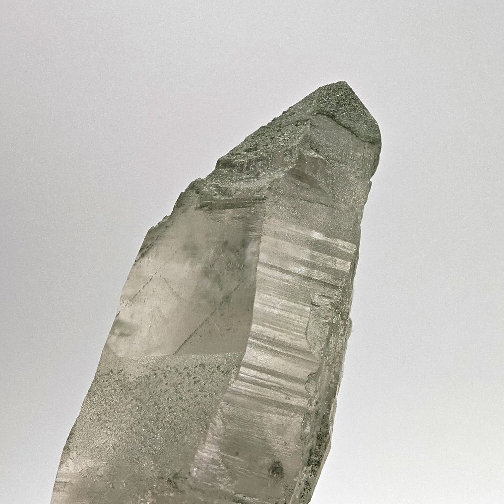 Particular de quartzo com clorite verde, Suíça. Cristais sob matriz - Altura: 88 mm - Largura: 35 mm- 126 g #1.0