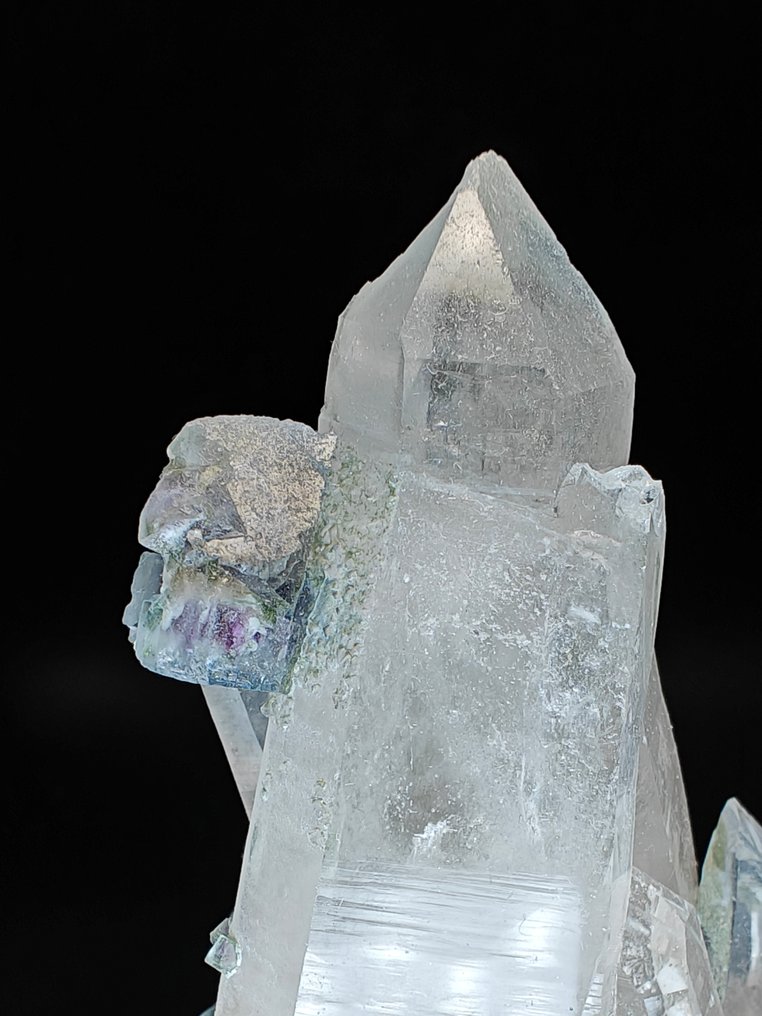 Fluorite Verdant crystal on quartz - Height: 12 cm - Width: 7 cm- 500 g #3.2