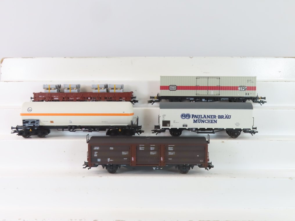 Märklin H0 - 47370 - Set di vagoni merci di modellini di treni (1) - Set da 5 pezzi di carri merci, tra cui un carro a 4 assi (a gas) e un carro portacontainer con - DB #1.0
