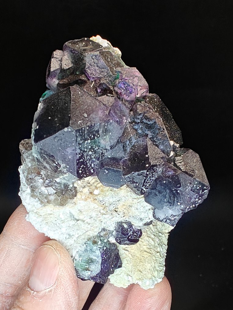Fluorite Cristalli su matrice - Altezza: 8 cm - Larghezza: 6 cm- 213 g #3.2