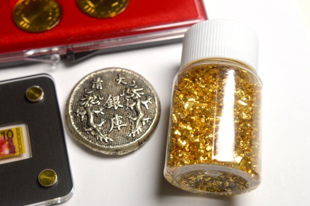 Tyskland, Luxemburg, Kina. Medal 10 Euro Note 1/500oz (.999 gold) + Luxembourg 2002 Euro Year Set + Gold-filled nuggets + Chinese  (Utan reservationspris) #2.1