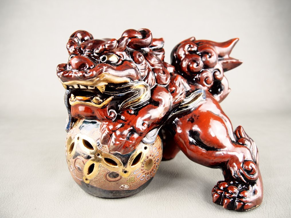 瓷器 - Kutani ware 九谷焼 - Akashishi 赫獅子 骑在球上的狮子 玉乗獅子 - 昭和年代(1926-1989)  (沒有保留價) #1.0