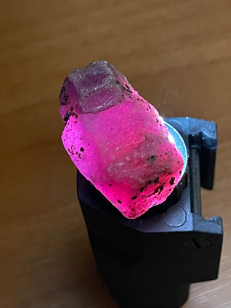 红宝石 惊艳的红宝石！卓越的颜色。116克拉，缅甸百分之百天然六角形红宝石。 - 高度: 30 mm - 宽度: 20 mm- 23.2 g #3.2