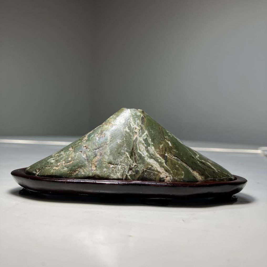 Yojuro Stone Suiseki – Pedra de observação em forma de Fuji com Daiza de madeira - Início do século XX (WW I) #1.0
