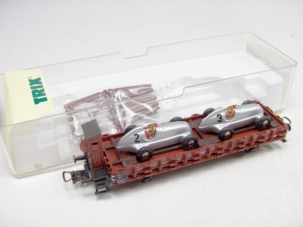 Trix International H0 - 23879 - Carrozza merci di modellini di treni (1) - Carrello con sopra 2 auto Schuco - DR (DRB) #2.1