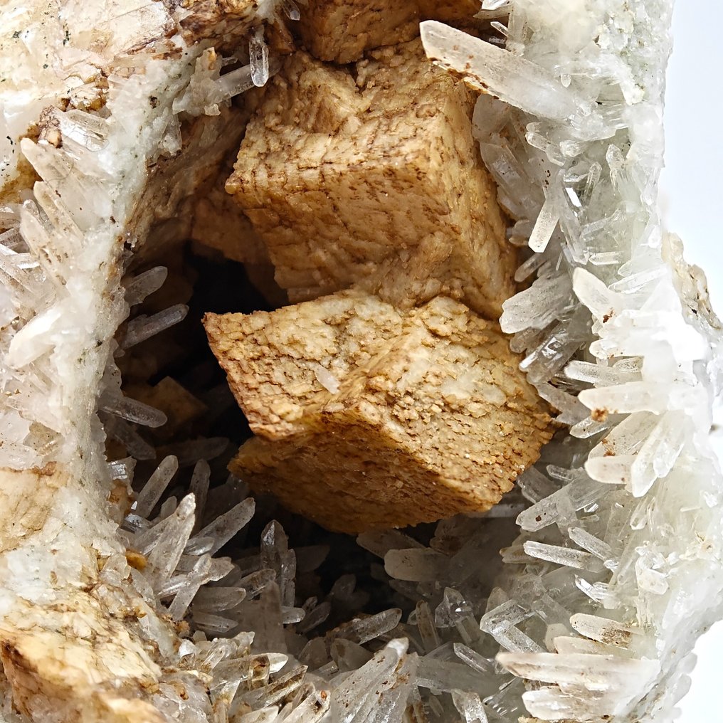 ΓΕΩΔΗΣ, ΚΟΥΑΡΖΙ με ΕΝΟΡΜΙΟ ΔΟΛΟΜΙΤΕ, Αλπικό, Ιταλία Γαιώδης - Ύψος: 111 mm - Πλάτος: 76 mm- 468 g #2.1