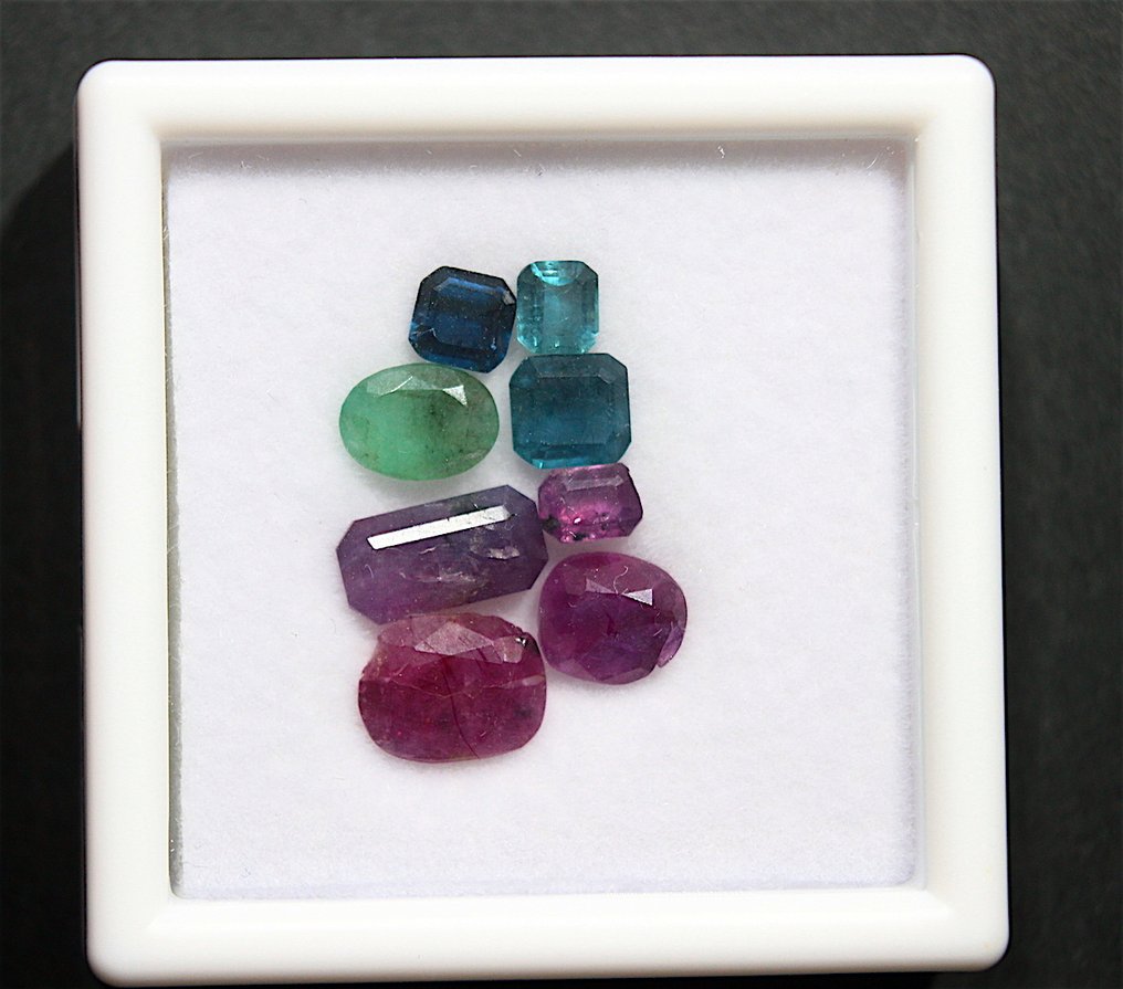 Keskimääräinen 7.30 Ct. Pakistanin luonnollinen rubiini ja smaragd. Kokoelma- 1.46 g #1.0