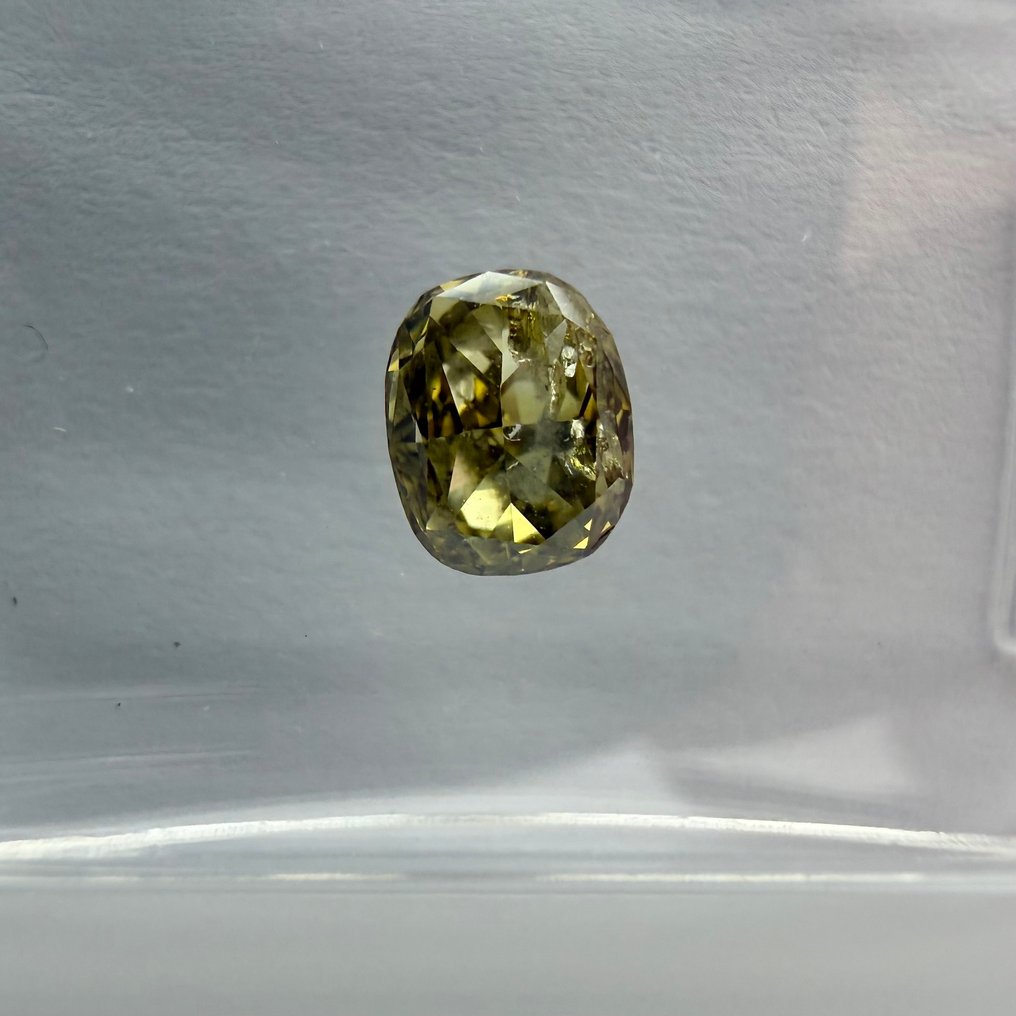 没有保留价 - 1 pcs 钻石 (天然色彩的) - 0.65 ct - 枕形 - Fancy 稍帶綠色的 黄色 - I1 内含一级 - 国际宝石研究院(IGI) #1.0