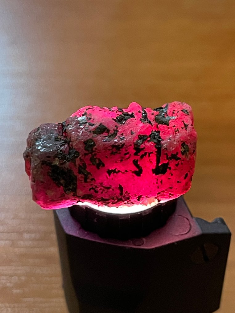 Ruby Stunning Ruby Crystal! Exceptional Color. 116 Ct. Burma %100 Natural and Hexagonal Ruby. - Height: 30 mm - Width: 20 mm- 23.2 g #1.0