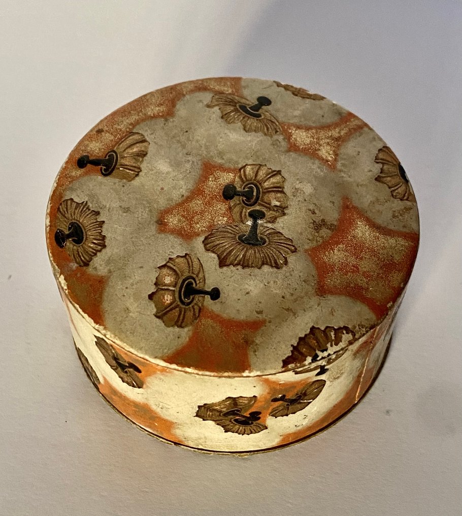 Antique Toilet set (8) - Produzioni francesi e italiane - Lithographed cardboard, pressed cardboard, and early plastics such as bakelite or celluloid. #1.0