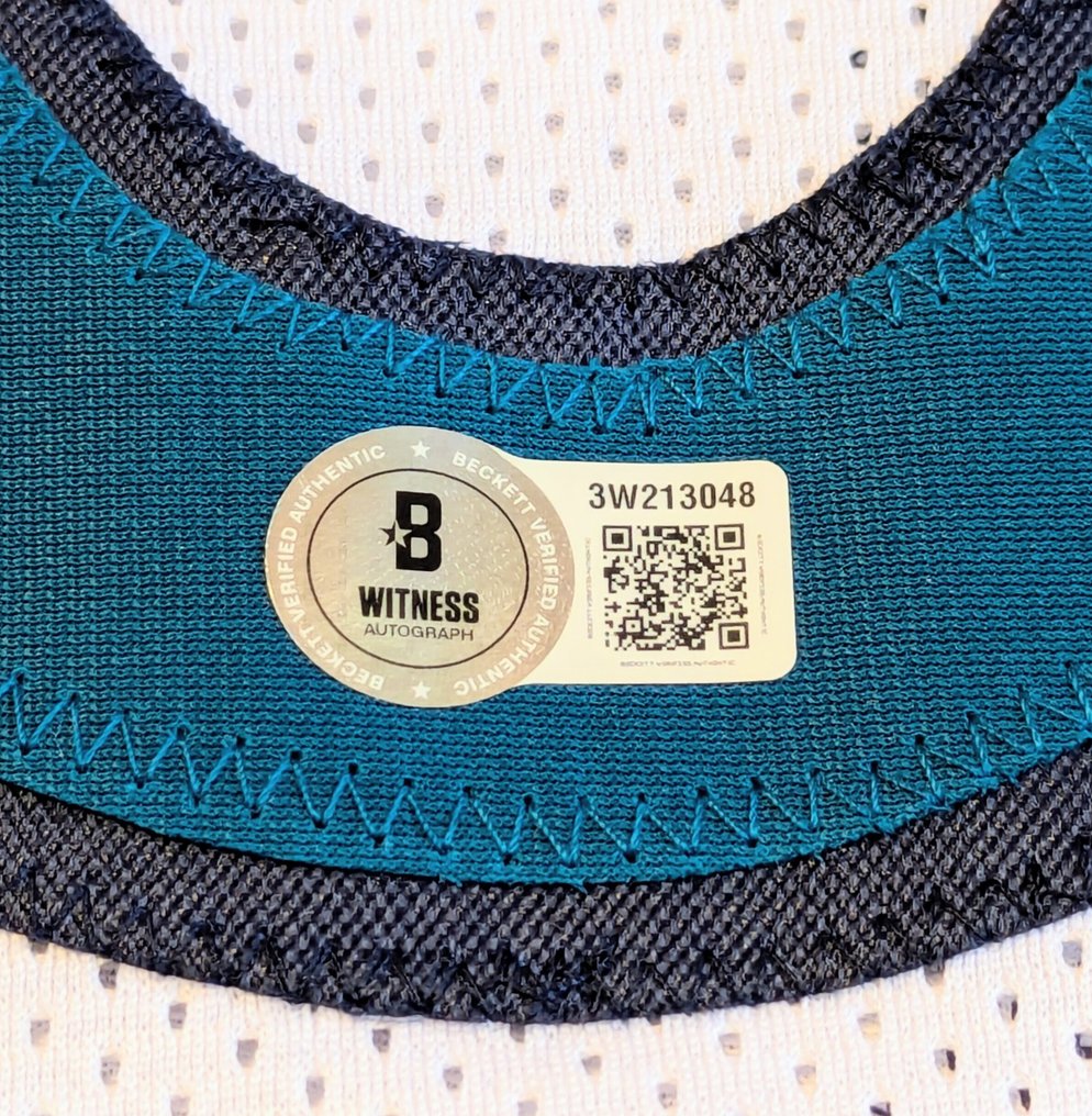 NBA - Donte DiVincenzo - Signed custom basketball jersey - Beckett verified autograph  #4.3