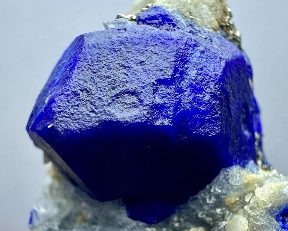 Lazurite & Pyrite Krystaller i indlejring - Højde: 61 mm - Bredde: 41 mm- 242 g #2.1