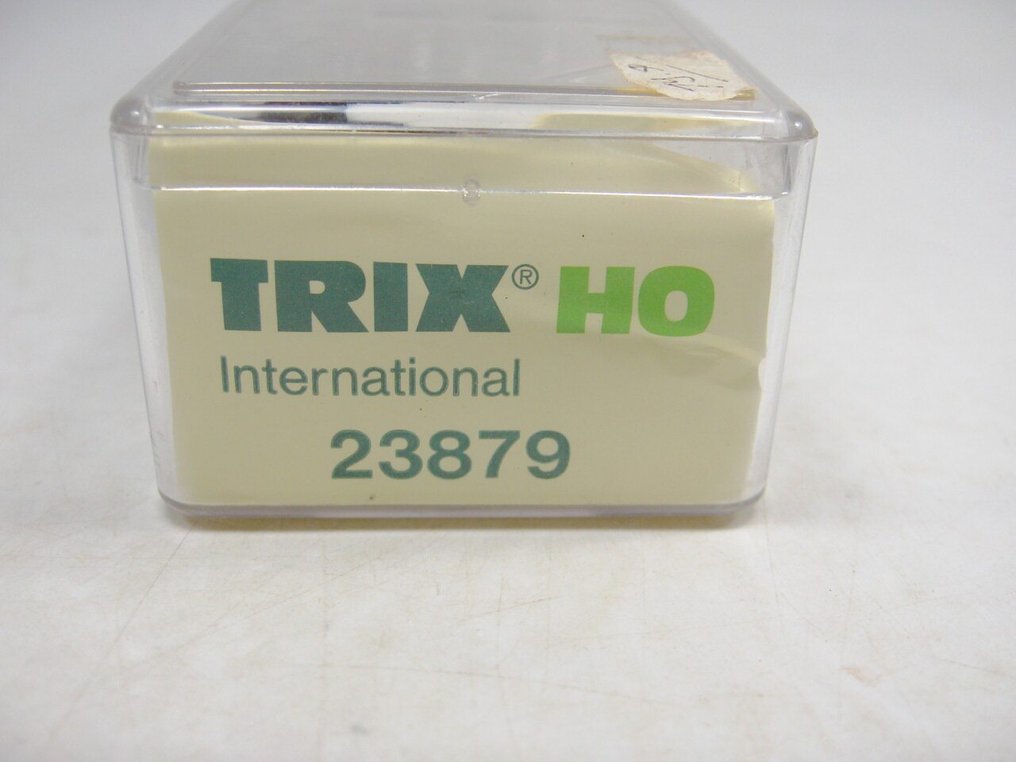 Trix International H0 - 23879 - Carrozza merci di modellini di treni (1) - Carrello con sopra 2 auto Schuco - DR (DRB) #1.0