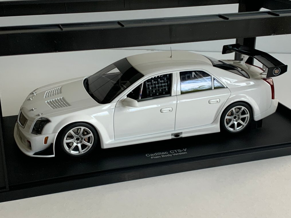 Autoart 1:18 - Machetă mașină sport - Cadillac CTS-V Plain Body Version #1.0