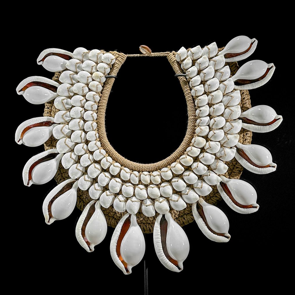 Zierornament - NO RESERVE PRICE - SN1 - Stunning Decorative Shell Necklace on a custom stand - Papua Neuguinea #3.2