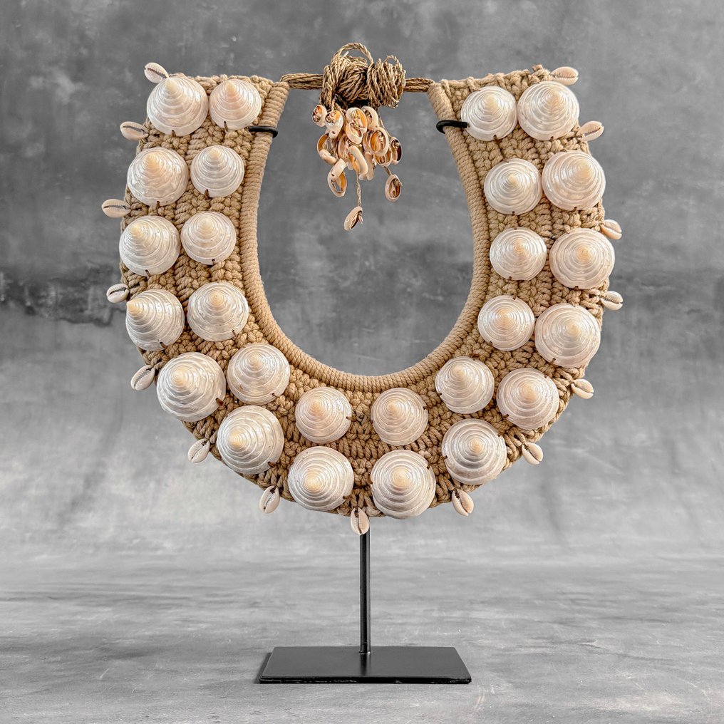 Ornament decorativ - NO RESERVE PRICE - SN13 - Decorative shell necklace on a custom stand - Papua Noua Guinee #1.0