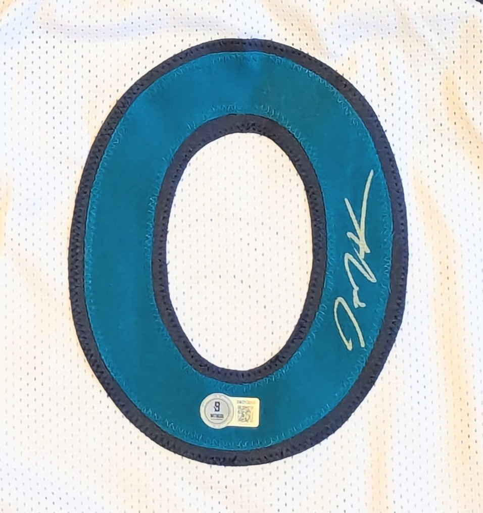 NBA - Donte DiVincenzo - Signed custom basketball jersey - Beckett verified autograph  #2.1