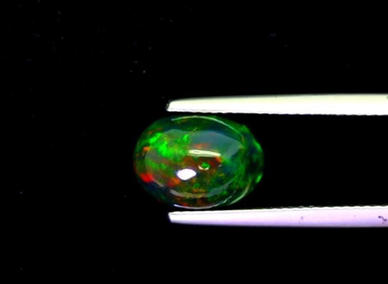 2.42 克拉最纯净的 Welo Opal(带烟熏效果)孔雀色,来自埃塞俄比亚,迷人的彩虹色彩变化 弧面形- 0.56 g #2.1