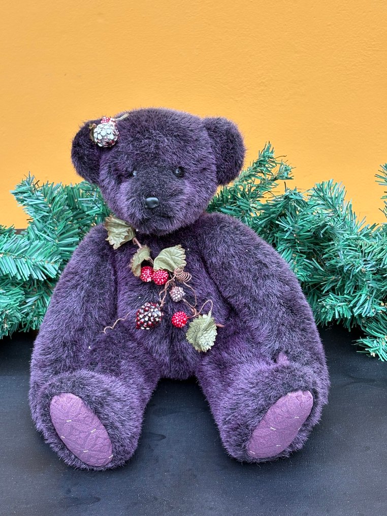 Engelse Teddybeer in aubergine kleur met bosvruchten - Teddy bear - 1990-2000 - U.K. #3.2