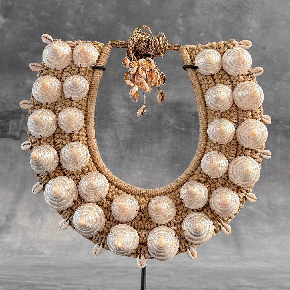 Ornament decorativ - NO RESERVE PRICE - SN13 - Decorative shell necklace on a custom stand - Papua Noua Guinee #2.1