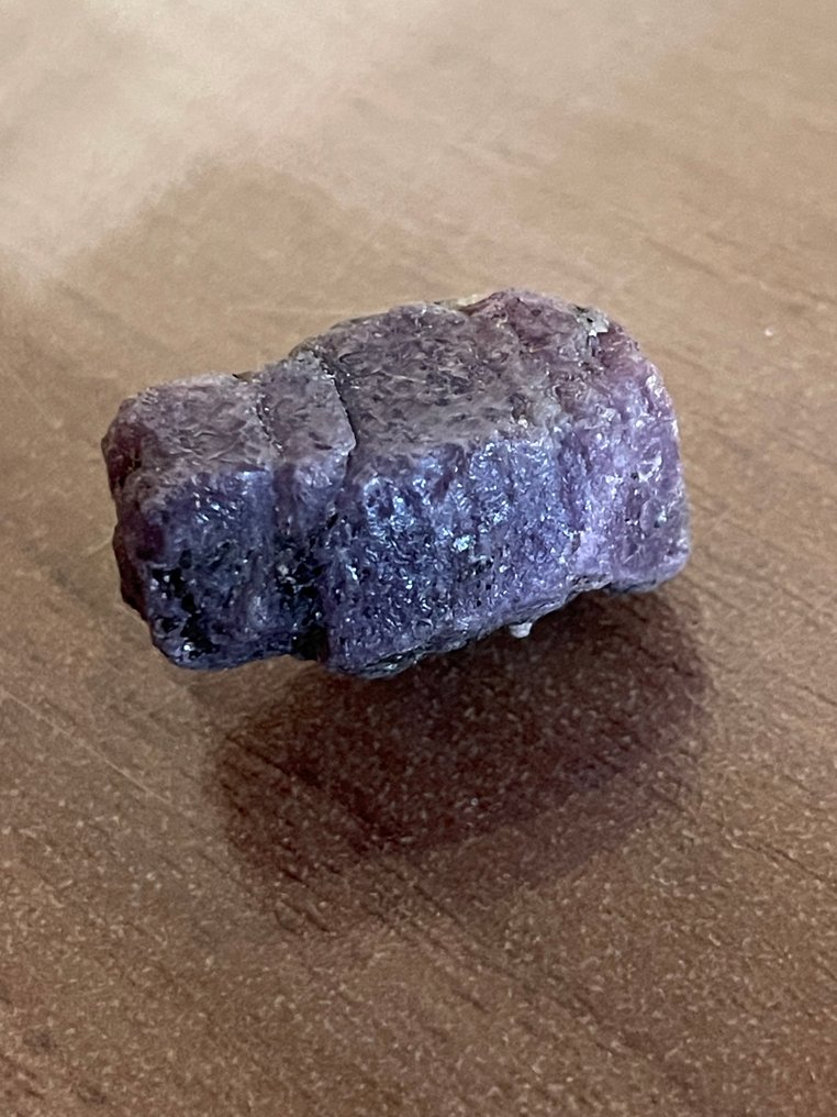 红宝石 惊艳的红宝石！卓越的颜色。116克拉，缅甸百分之百天然六角形红宝石。 - 高度: 30 mm - 宽度: 20 mm- 23.2 g #4.3