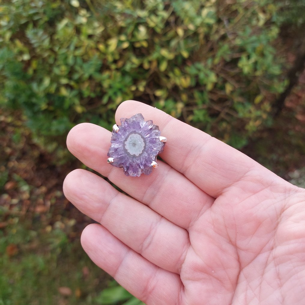 Anello raro in ametista a forma di fiore. Creazione artigianale in argento 925. Un pezzo unico che unisce bellezza minerale e dolcezza energetica.- 12 g #3.2