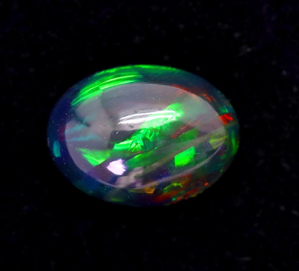 2.84 克拉最纯净的Welo Opal（带烟熏色）来自埃塞俄比亚，展现迷人的彩虹色彩效果 弧面形- 0.56 g #4.3