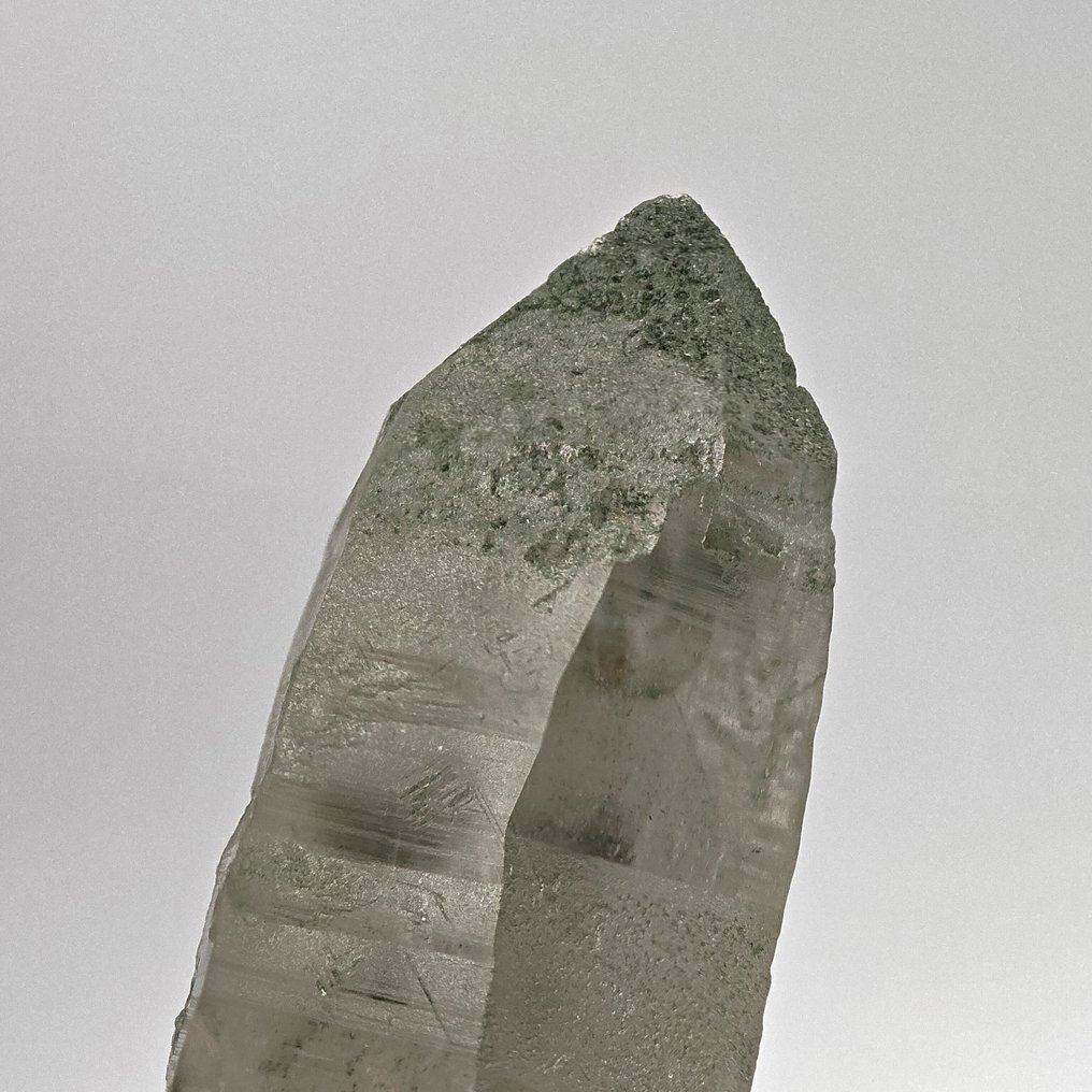 Particular de quartzo com clorite verde, Suíça. Cristais sob matriz - Altura: 88 mm - Largura: 35 mm- 126 g #1.0