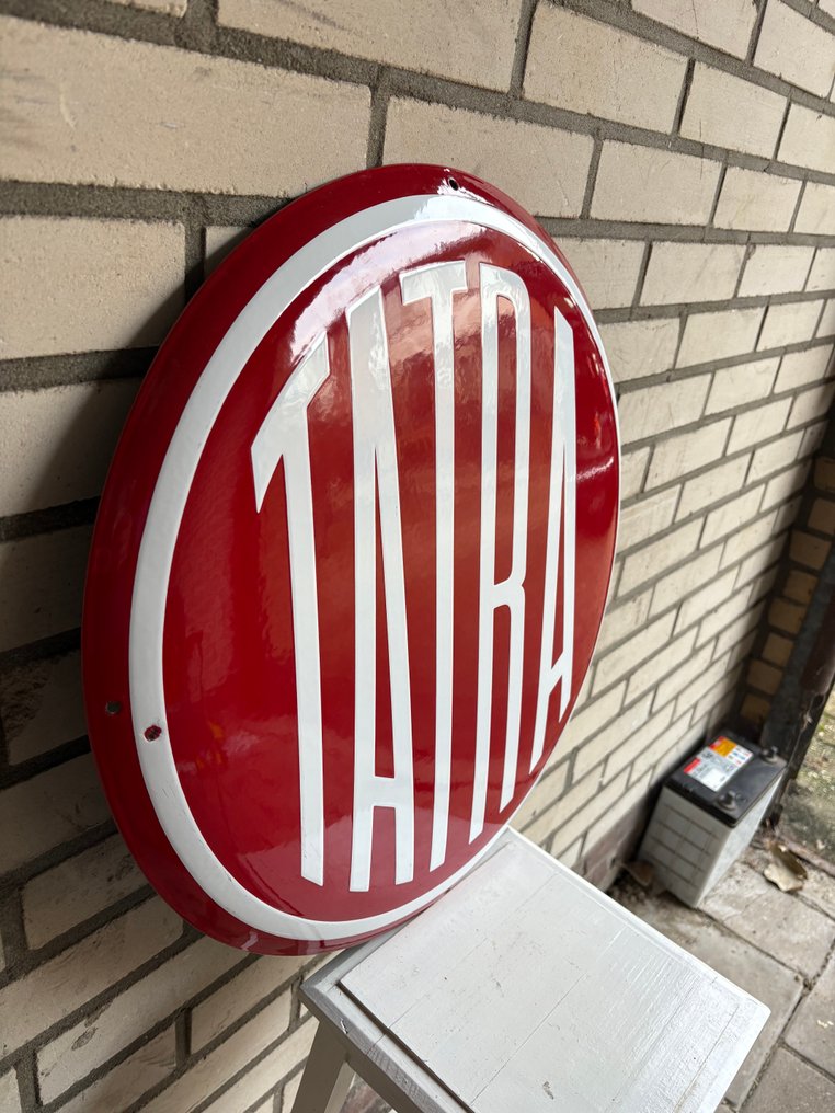 Πινακίδα διαφήμισης με επίστρωση email. - Rond emaille bord – TATRA – Tsjechisch automerk & vrachtwagenfabrikant – Klassiek rood/wit logo – - Εμαγιέ πινακίδα - Σμάλτο #3.2