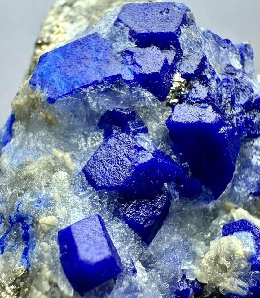 Lazurite & Pyrite Krystaller i indlejring - Højde: 61 mm - Bredde: 41 mm- 242 g #1.0