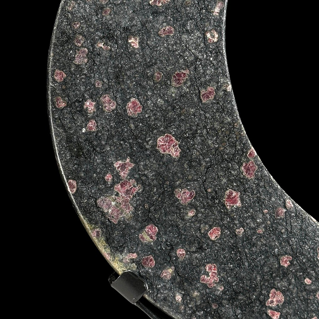 NO RESERVE PRICE - Wonderful Ruby Zoisite Crescent Moon-Shaped on a custom stand - Height: 28.5 cm - Width: 17.5 cm- 1700 g - (1) #4.3