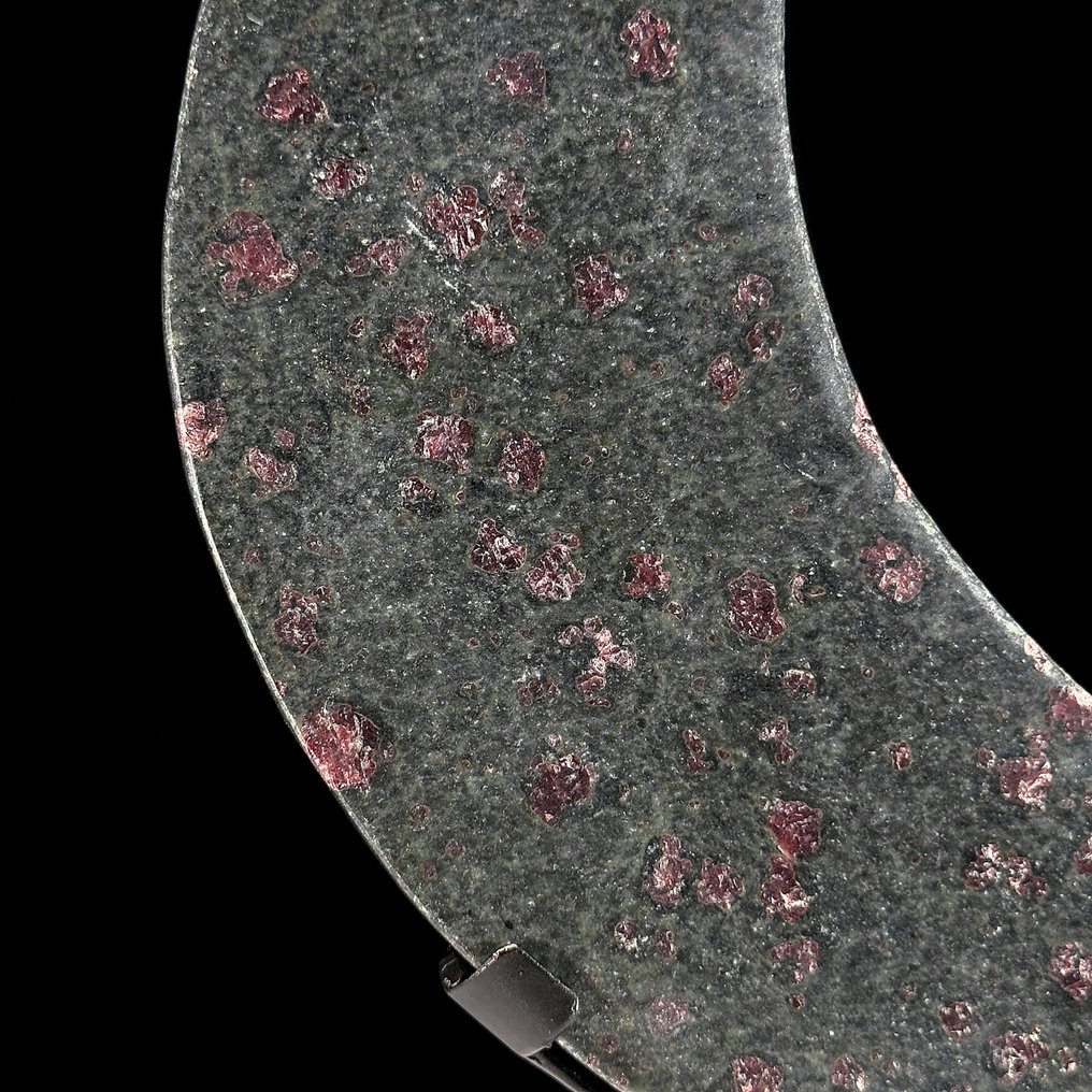 Όμορφο Ruby Zoisite Σε σχήμα σελήνης και σε προσαρμοσμένο στηρίγμα. - Ύψος: 28.5 cm - Πλάτος: 18.3 cm- 1900 g - (1) #4.3