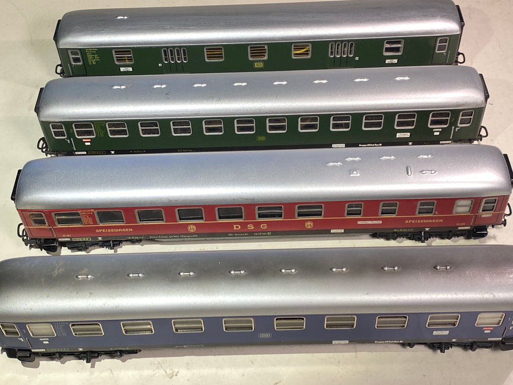 Märklin H0轨 - 4022,4024,4026,4032 - 模型火车客运车厢套装 (4) - 经典的锡板D列车车厢套装，带照明，状态良好。 - DB #2.1