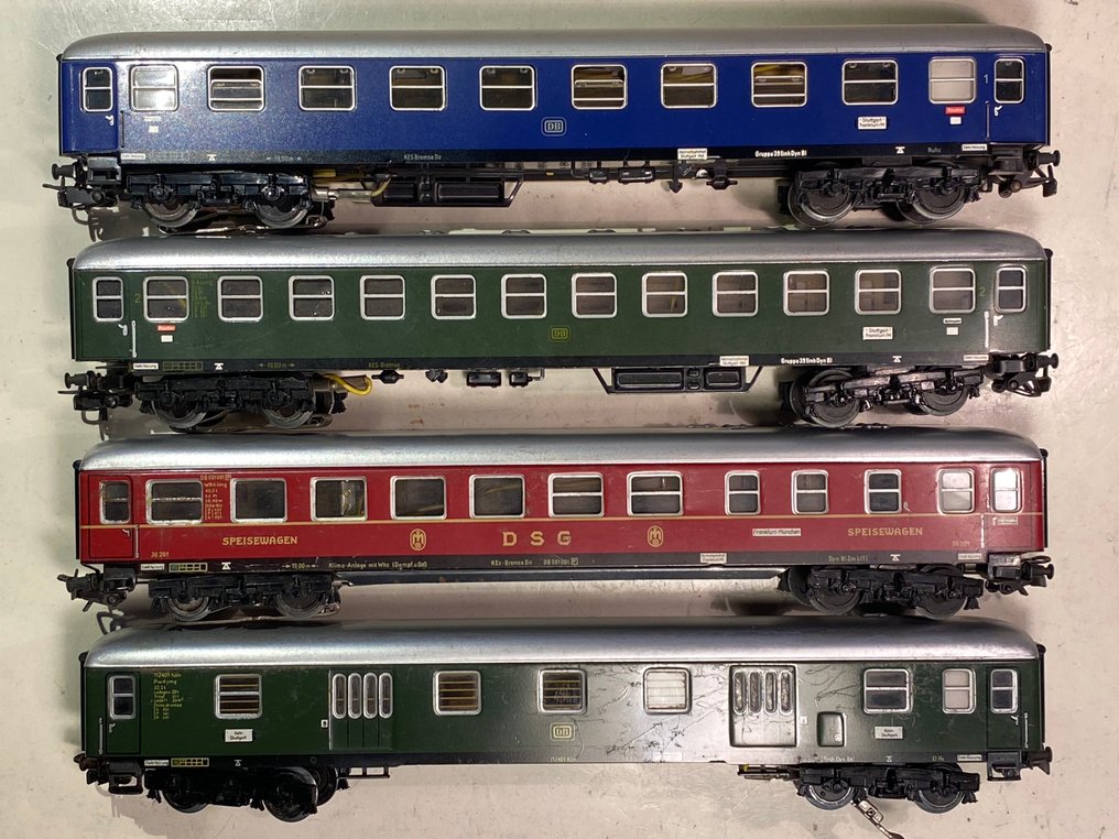 Märklin H0轨 - 4022,4024,4026,4032 - 模型火车客运车厢套装 (4) - 经典的锡板D列车车厢套装，带照明，状态良好。 - DB #1.0
