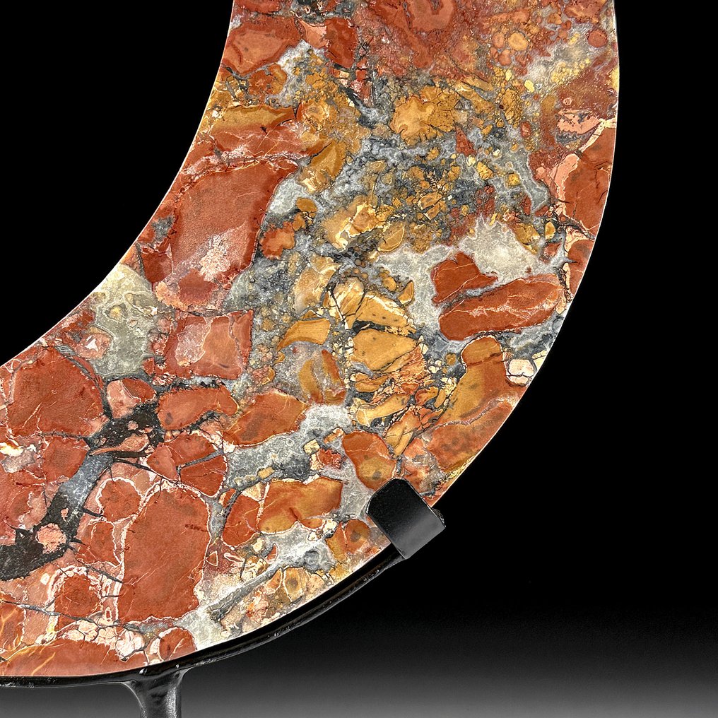 NO RESERVE PRICE - Wonderful rough Red Maligano Jasper Crescent Moon-Shaped on a custom stand - Height: 28.7 cm - Width: 18 cm- 1700 g - (1) #4.3